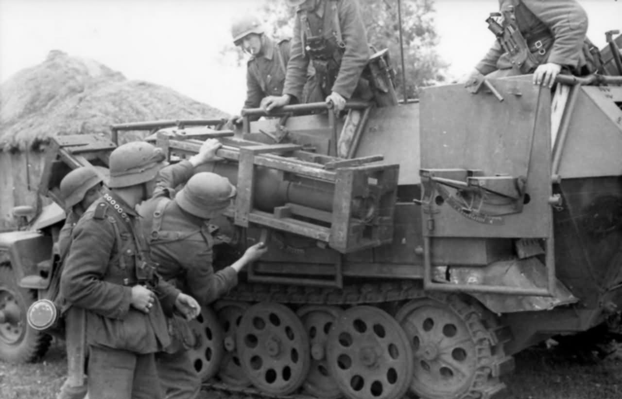 SdKfz_251_Stuka_zu_Fuss_24th_Panzer_Division_eastern_front_1942