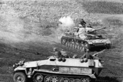Panzer_IV_and_SdKfz_251_Ausf_C_Schutzenpanzer_Kursk_1943
