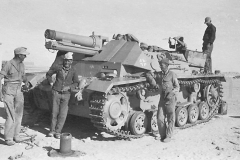15cm-sIG33-auf-fahrgestell-panzerkampfwagen-III-ausf-h-crew